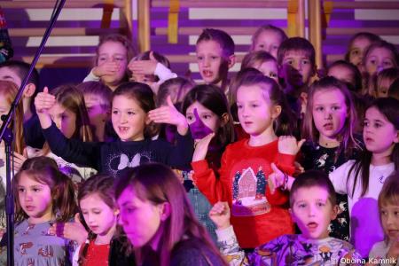 Miklavžev koncert na Osnovni šoli Toma Brejca napolnil telovadnico do zadnjega kotička (70)